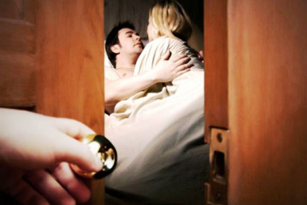 Nghi vợ có bồ, chồng rình 8 tiếng dưới gầm giường rồi xảy ra bi kịch-1