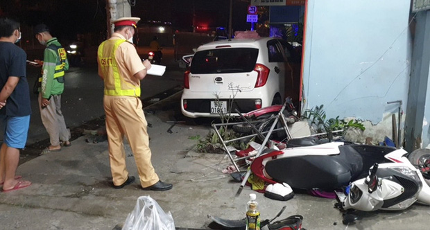 Bình Dương: Ôtô gây tai nạn liên hoàn, một người nguy kịch-2