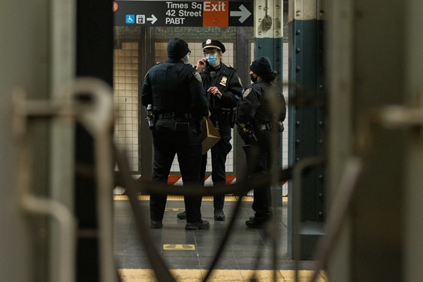 Sự phẫn nộ sau vụ người gốc Á bị xô chết trước mũi tàu ở New York-2