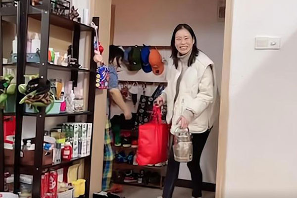 Vợ mới đi 30km, mang cháo cho vợ cũ của chồng-1