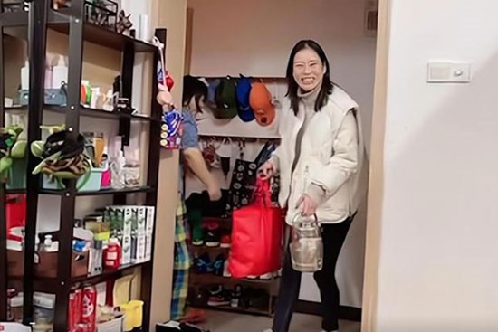 Vợ mới đi 30km, mang cháo cho vợ cũ của chồng