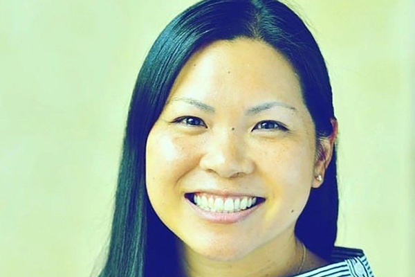 Bị đẩy ngã ngay trước mũi tàu điện ngầm, người phụ nữ may mắn thoát chết khó tin-1