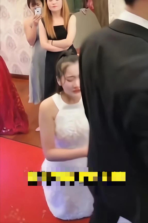 Bạn gái cũ quỳ gối xin chú rể quay lại với mình ngay giữa đám cưới, nghe câu khóc lóc van xin đầu tiên mọi người đã đứng hình-2