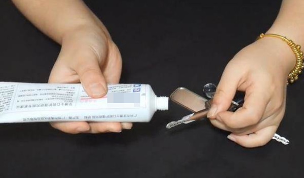 Bôi kem đánh răng lên chìa khóa rất thiết thực, giúp bạn tiết kiệm kha khá tiền mỗi năm-1