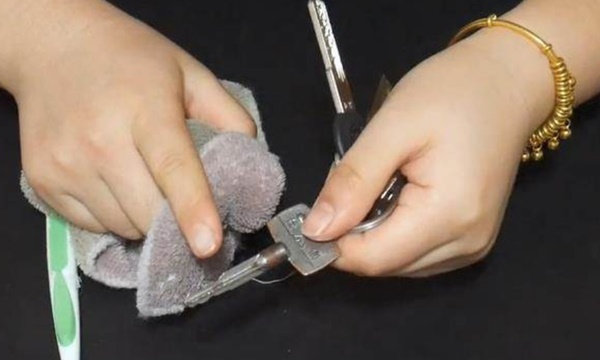 Bôi kem đánh răng lên chìa khóa rất thiết thực, giúp bạn tiết kiệm kha khá tiền mỗi năm-3