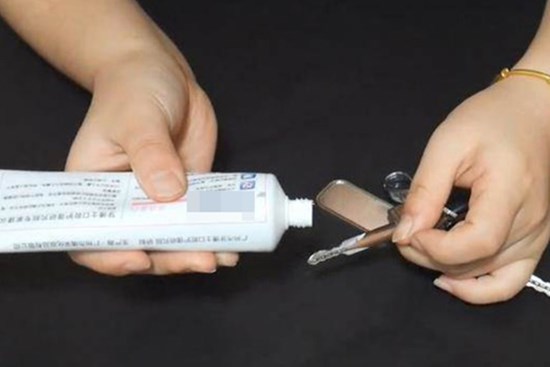 Bôi kem đánh răng lên chìa khóa rất thiết thực, giúp bạn tiết kiệm kha khá tiền mỗi năm