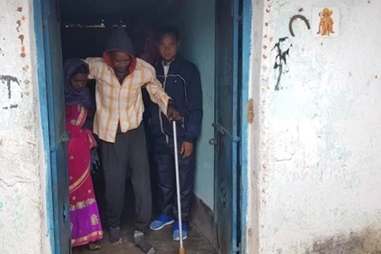 Người đàn ông bị liệt 5 năm bỗng dưng đứng dậy đi lại chỉ sau mũi tiêm Covid-19, bác sĩ cũng sốc nhưng phải xác nhận một điều