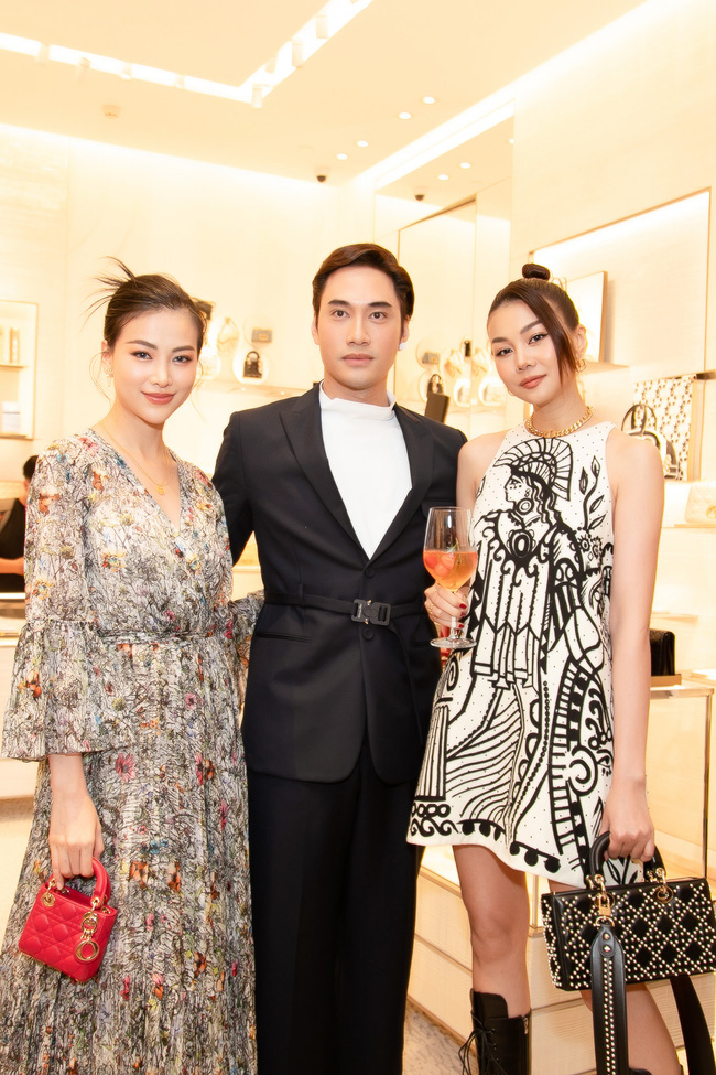 Hà Hồ và thân tín bức xúc vì bị nhân viên Dior Việt Nam coi thường, thái độ lòi lõm và láo với tất cả-11