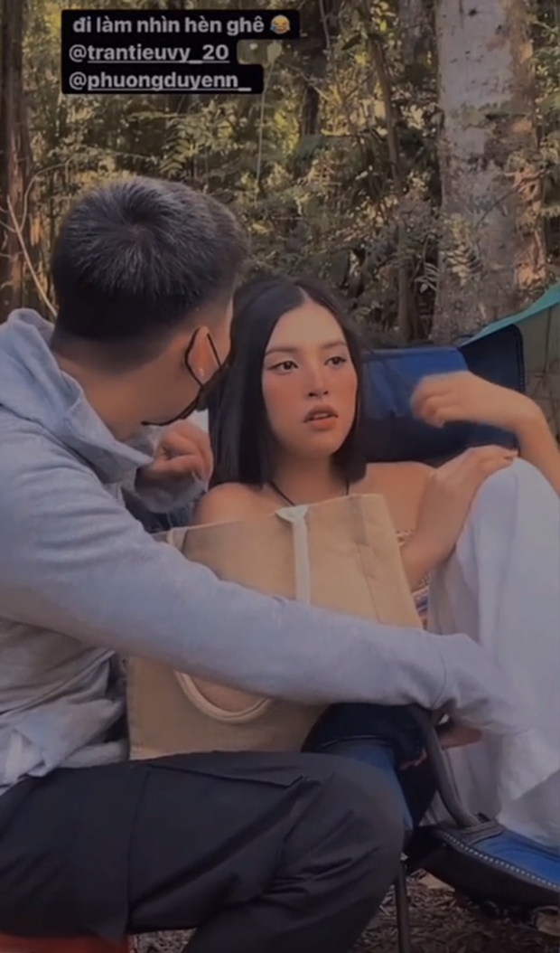 Xôn xao clip Tiểu Vy thân mật bên trai lạ: Đàng ấy công khai vuốt tóc, thể hiện tình cảm cực khéo với nàng hậu-2