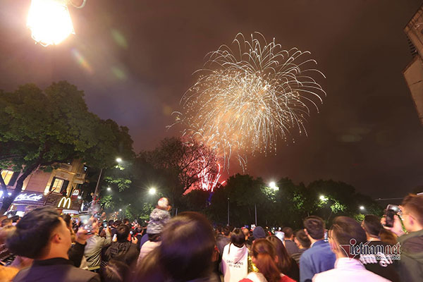 Khoảnh khắc pháo hoa bất ngờ nổ rợp trời sau va chạm giao thông-1