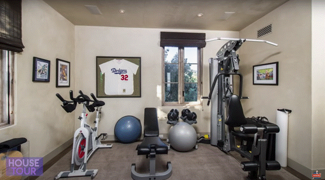 Choáng váng với dinh thự 22,5 triệu đô của Lady Gaga: Có hồ bơi nước mặn vô cực nhưng sốc nhất là trang trại nuôi ngựa lớn-29