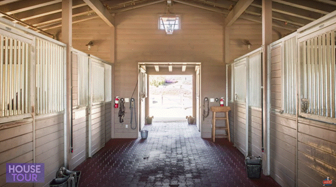 Choáng váng với dinh thự 22,5 triệu đô của Lady Gaga: Có hồ bơi nước mặn vô cực nhưng sốc nhất là trang trại nuôi ngựa lớn-30