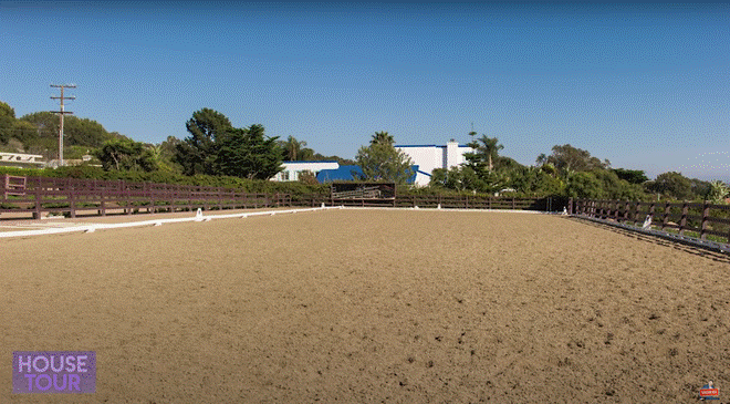 Choáng váng với dinh thự 22,5 triệu đô của Lady Gaga: Có hồ bơi nước mặn vô cực nhưng sốc nhất là trang trại nuôi ngựa lớn-31