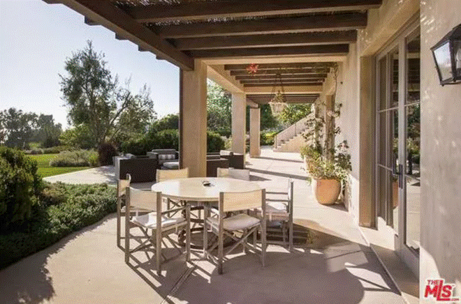 Choáng váng với dinh thự 22,5 triệu đô của Lady Gaga: Có hồ bơi nước mặn vô cực nhưng sốc nhất là trang trại nuôi ngựa lớn-32