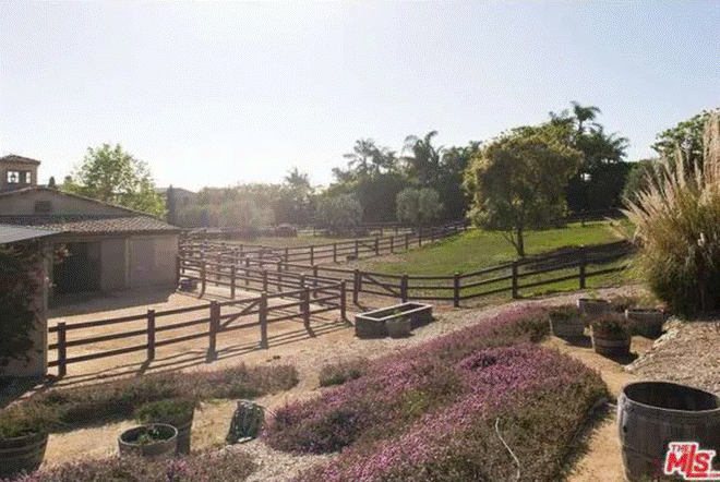 Choáng váng với dinh thự 22,5 triệu đô của Lady Gaga: Có hồ bơi nước mặn vô cực nhưng sốc nhất là trang trại nuôi ngựa lớn-33