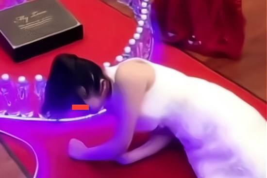 Chú rể đẩy bạn gái cũ ngã trong hôn lễ, biết nguyên nhân 'không ai dám trách'