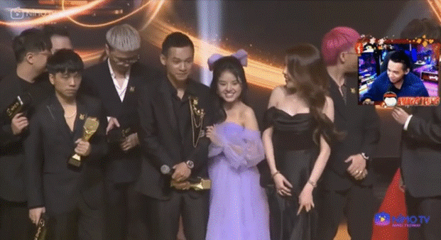 Độ Mixi lên tiếng về vụ gái xinh chen lên khoác tay giữa sân khấu: Tôi không biết nên nói gì, chả lẽ quay ra bảo em đứng dịch ra-2