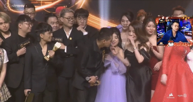 Độ Mixi lên tiếng về vụ gái xinh chen lên khoác tay giữa sân khấu: Tôi không biết nên nói gì, chả lẽ quay ra bảo em đứng dịch ra-3