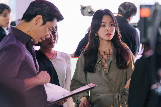 Trên phim, Song Hye Kyo diện áo khoác dáng dài đẹp không trượt set nào-2