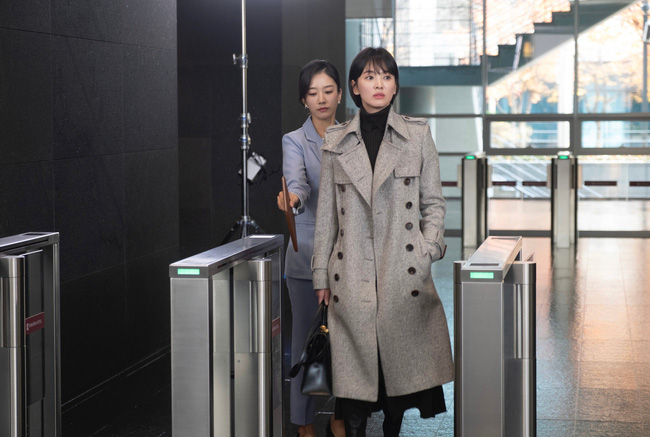 Trên phim, Song Hye Kyo diện áo khoác dáng dài đẹp không trượt set nào-6