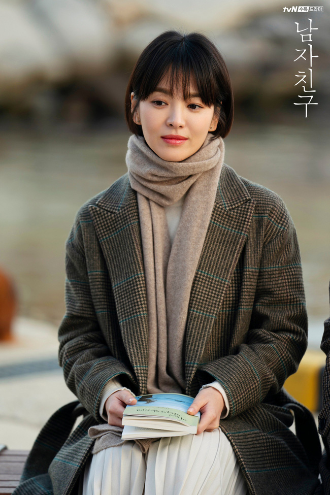 Trên phim, Song Hye Kyo diện áo khoác dáng dài đẹp không trượt set nào-7