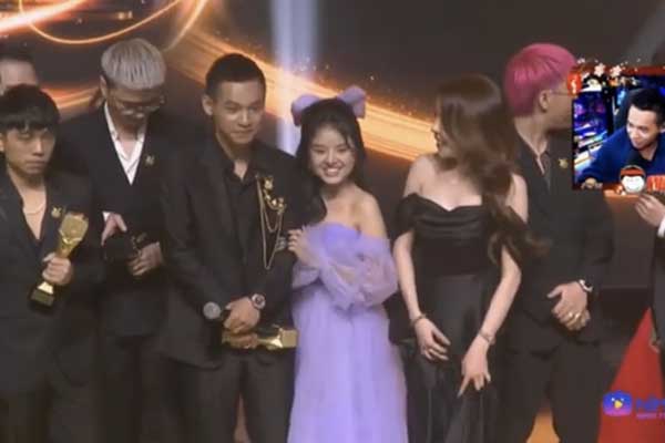 Độ Mixi được vợ hôn ngay trên livestream, netizen bó tay vì phản ứng trở mặt của chính chủ-6