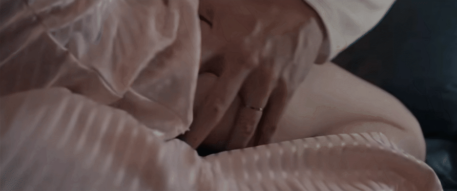 Phim giờ vàng mới của VTV bị ném đá vì cảnh nóng cấm trẻ con: Xem cùng cả nhà mà ngượng chín mặt-3