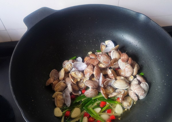 Khi xào ngao, thêm một bước ngao sẽ không có mùi tanh, hương vị vừa vặn, ngon chuẩn nhà hàng-8