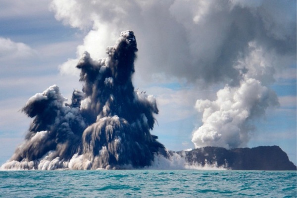 Vụ phun trào núi lửa nghìn năm có một” ở Tonga có thể kéo theo nhiều thảm họa-1
