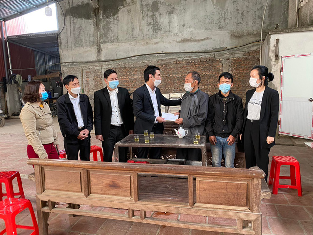 Vụ bé gái 3 tuổi có đinh găm ở đầu: Công an triệu tập những người liên quan-3