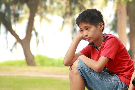 Đứa trẻ không dám nói TỪ này khiến cha mẹ LẦM TƯỞNG là ngoan ngoãn, thực ra trong lòng chúng vô cùng uẩn ức: Không thay đổi kịp tương lai bấp bênh