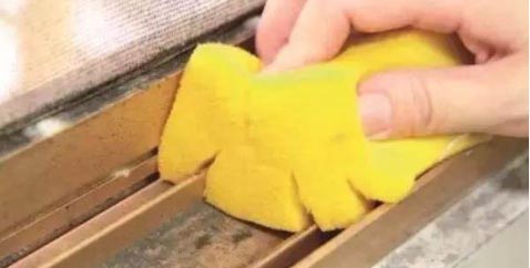 Những kẽ hở trên cửa sổ bám đầy bụi, chỉ cần thứ này sẽ sạch bong trong 10 phút-3