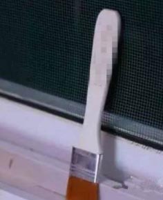 Những kẽ hở trên cửa sổ bám đầy bụi, chỉ cần thứ này sẽ sạch bong trong 10 phút-5