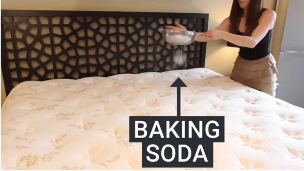 Lấy bột baking soda rắc lên nệm, kết quả sau 1 tiếng sẽ khiến bạn bất ngờ-2