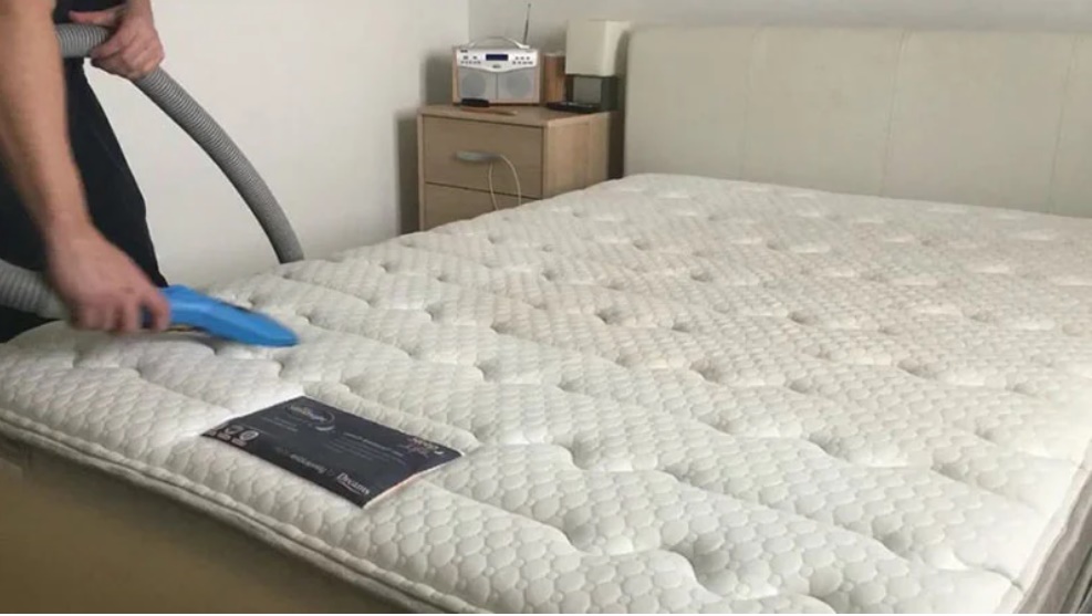 Lấy bột baking soda rắc lên nệm, kết quả sau 1 tiếng sẽ khiến bạn bất ngờ-3