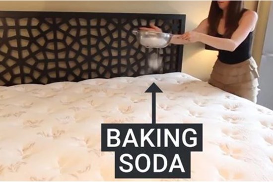Lấy bột baking soda rắc lên nệm, kết quả sau 1 tiếng sẽ khiến bạn bất ngờ