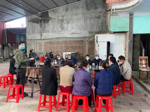 Vụ bé gái 3 tuổi có đinh găm ở đầu: Mẹ có biểu hiện không bình thường, cha dượng có thể bị điếc bẩm sinh-1