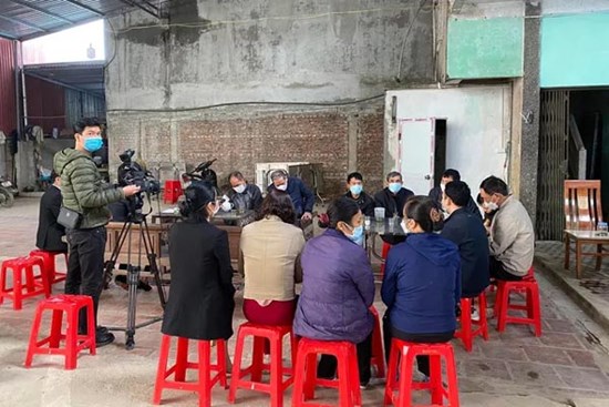 Vụ bé gái 3 tuổi có đinh găm ở đầu: Mẹ có biểu hiện không bình thường, cha dượng có thể bị điếc bẩm sinh