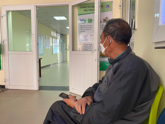 Vụ bé gái 3 tuổi ở Hà Nội: Người mẹ nhiều lần đưa con đi cấp cứu nhưng không có tiền, ông nội phải vay mượn để trả viện phí-1