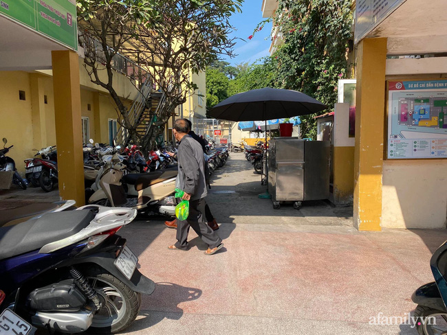 Vụ bé gái 3 tuổi ở Hà Nội: Người mẹ nhiều lần đưa con đi cấp cứu nhưng không có tiền, ông nội phải vay mượn để trả viện phí-2