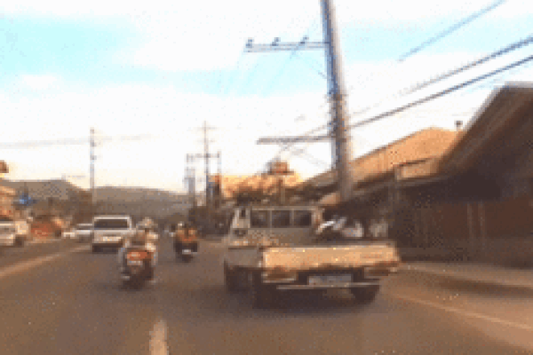 Tài xế xe tải đánh lái ‘ngoạn mục‘ tránh người phụ nữ ngã giữa đường