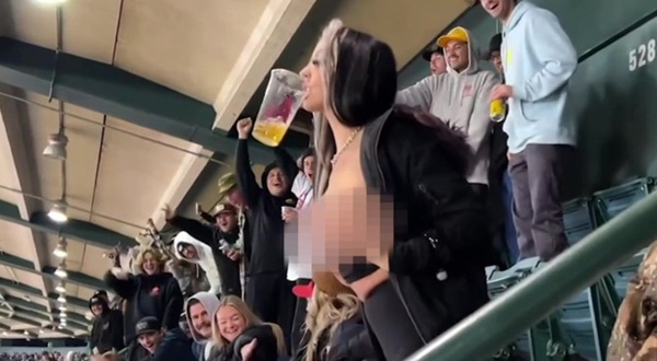 Cô gái vô tư phơi ngực trần hò hét tại sân vận động, phản ứng của những người xung quanh gây thất vọng vô cùng-1