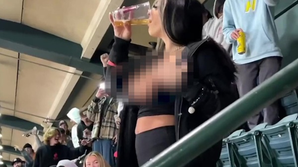 Cô gái vô tư phơi ngực trần hò hét tại sân vận động, phản ứng của những người xung quanh gây thất vọng vô cùng-2