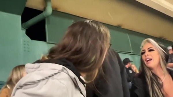 Cô gái vô tư phơi ngực trần hò hét tại sân vận động, phản ứng của những người xung quanh gây thất vọng vô cùng-3