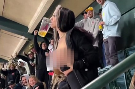 Cô gái vô tư phơi ngực trần hò hét tại sân vận động, phản ứng của những người xung quanh gây thất vọng vô cùng