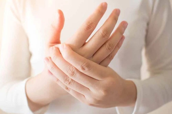 Tê tay, tay đau như kim châm khi thức dậy cảnh báo 4 bệnh cực nguy hiểm, nguy cơ tiểu đường cao, nhận biết sớm để điều trị kịp thời-1