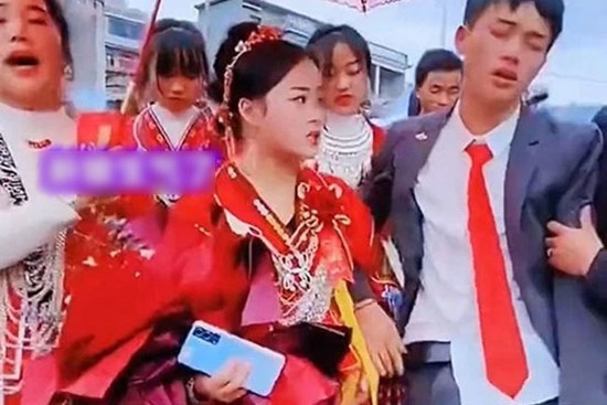 Chú rể khóc hết nước mắt trong ngày cưới, nhìn sang thái độ của cô dâu mà sửng sốt tột cùng, biết lý do cuối cùng mới hiểu tại sao
