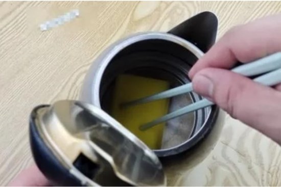 Bỏ thứ này vào ấm siêu tốc rồi đun sôi, cặn bẩn tự bong ra, không cần cọ rửa