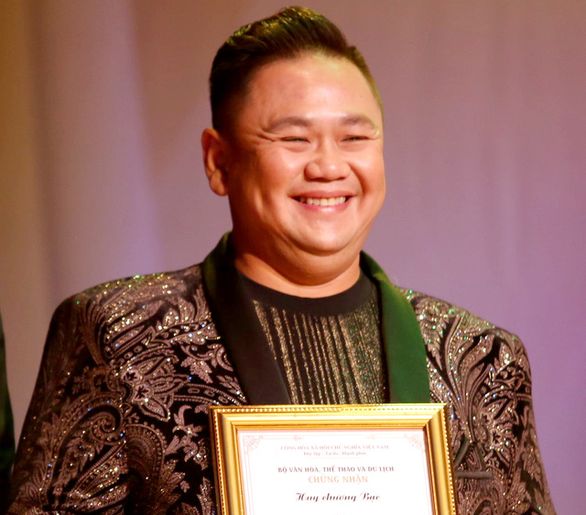 Minh Béo nhận Huy Chương Bạc ở Liên hoan kịch nói: Đừng bắt khán giả vỗ tay chúc mừng khi án ấu dâm vẫn còn-1