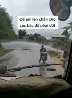 Thấy vòi nước phun mạnh chắn ngang đường, tài xế xe tải có hành động khiến ai cũng cảm kích-1